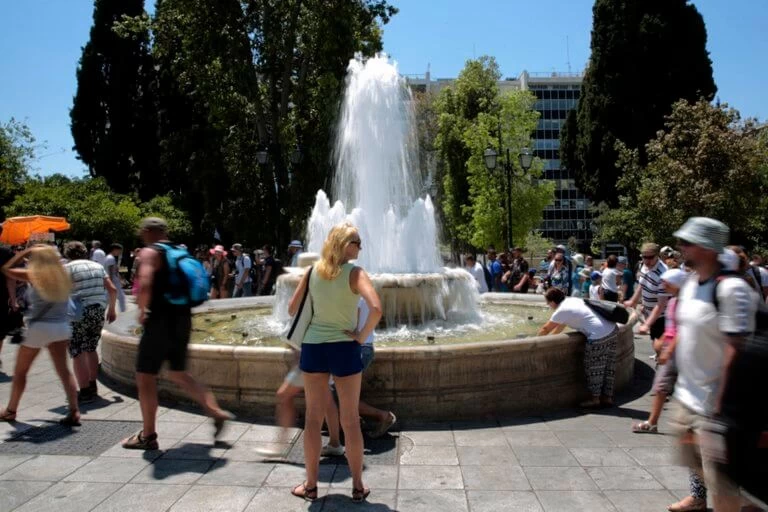 Καιρός: Δεν υποχωρεί ο καύσωνας – Θυελλώδεις άνεμοι στο Αιγαίο